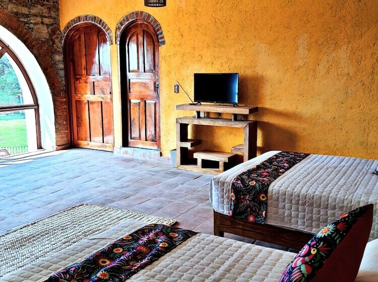 هتل Hacienda Los Dolores   Hostel