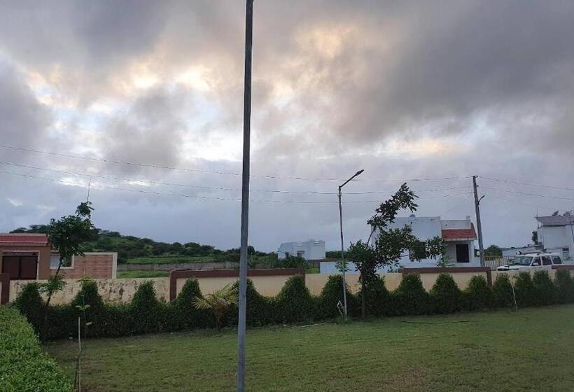 فندق Krishna Farm & Forest