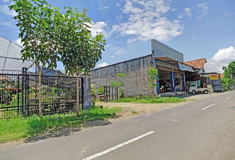 ホテル Spot On 90742 Kinanthy Homestay Syariah