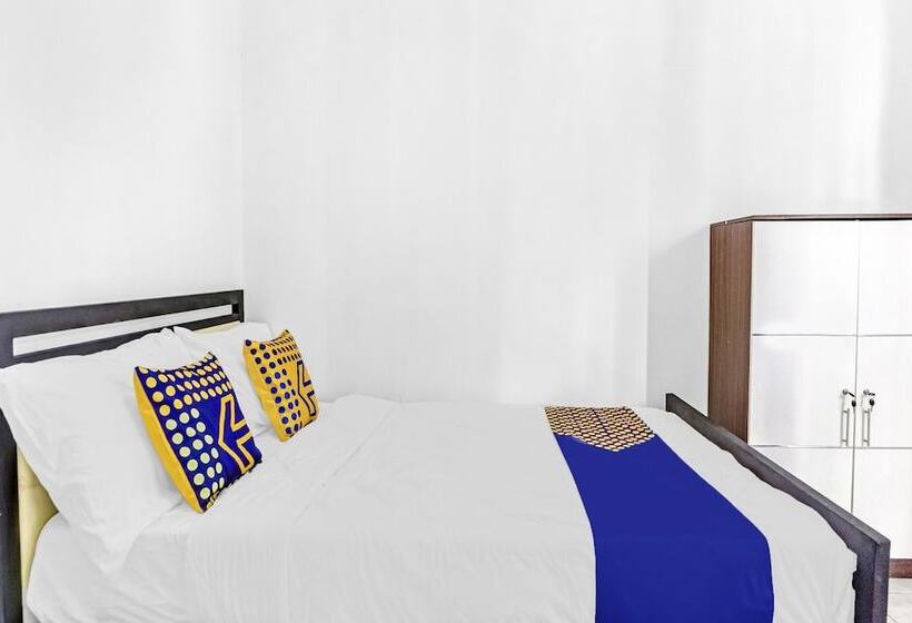 Отель Spot On 90742 Kinanthy Homestay Syariah