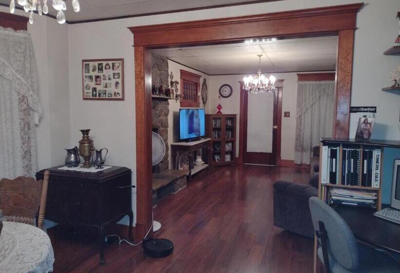 Bed and Breakfast Quiet Full Size Bed Close To Town 420 Friendly