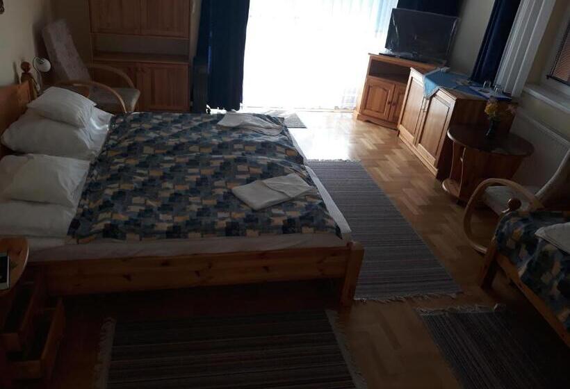 پانسیون Kenézy Lux Apartman Vendégház