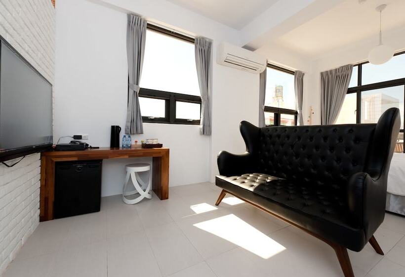 هتل Discovery B&b