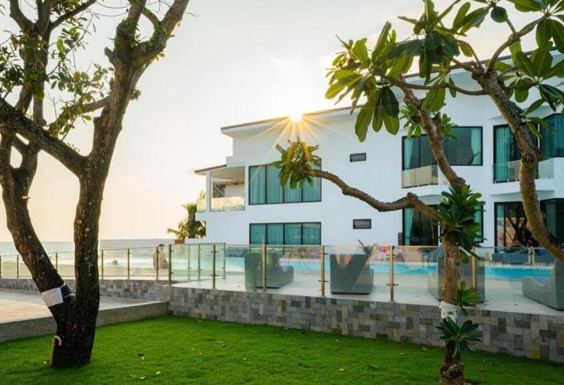 هتل Rattana Pura Beach Resort