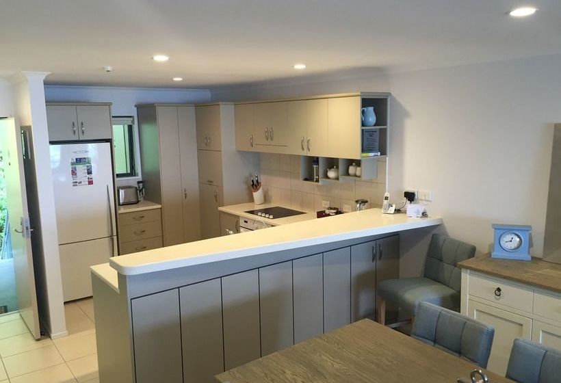 בית מלון כפרי Beachpoint Apartments