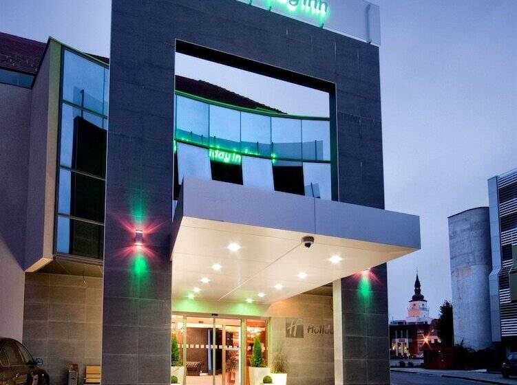 هتل Holiday Inn Trnava