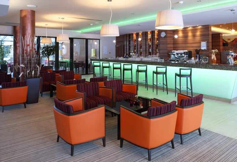 هتل Holiday Inn Trnava