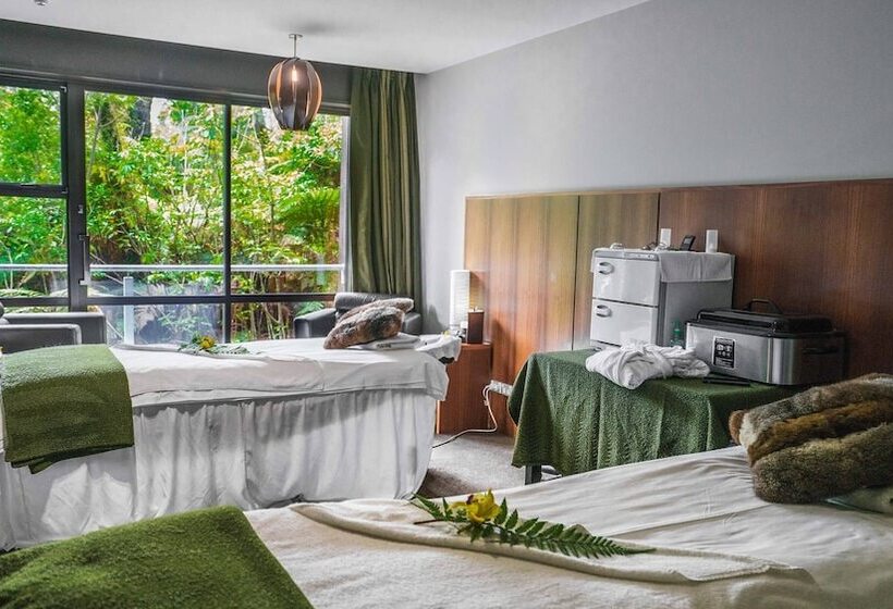 Te Waonui Forest Retreat