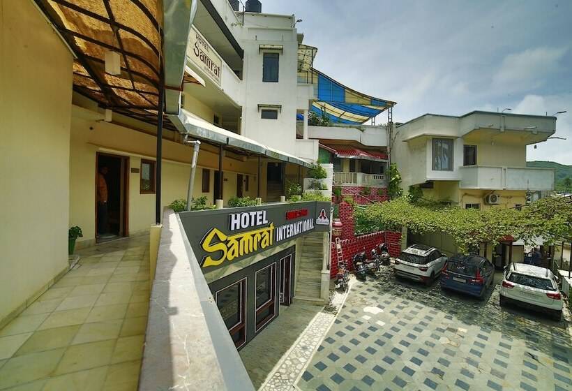 فندق Samrat International