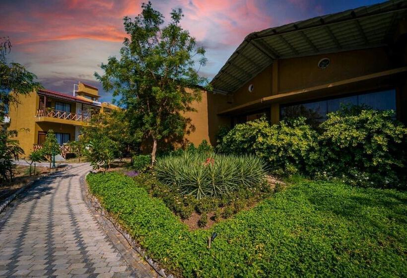 ホテル Chimur Tiger Resort At Tadoba