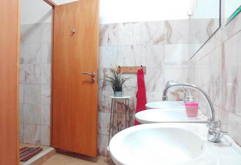 هتل Refuge In Santa Marta Hostel