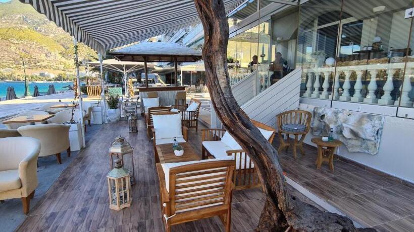هتل Mantas Seaside Boutique