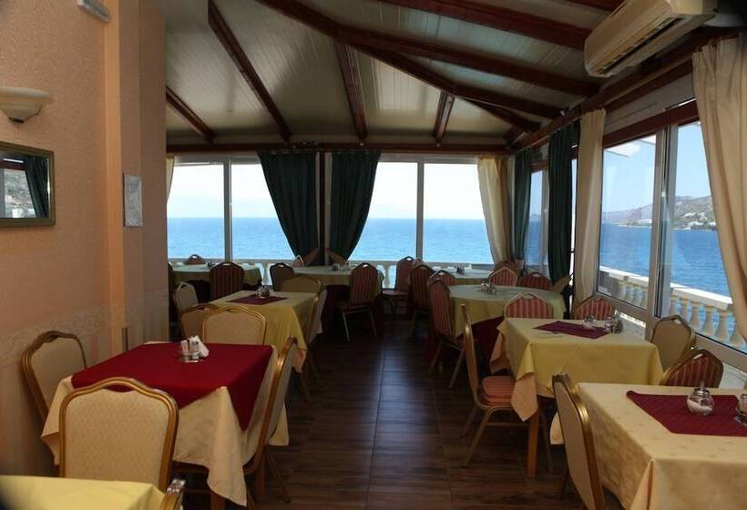 هتل Mantas Seaside Boutique