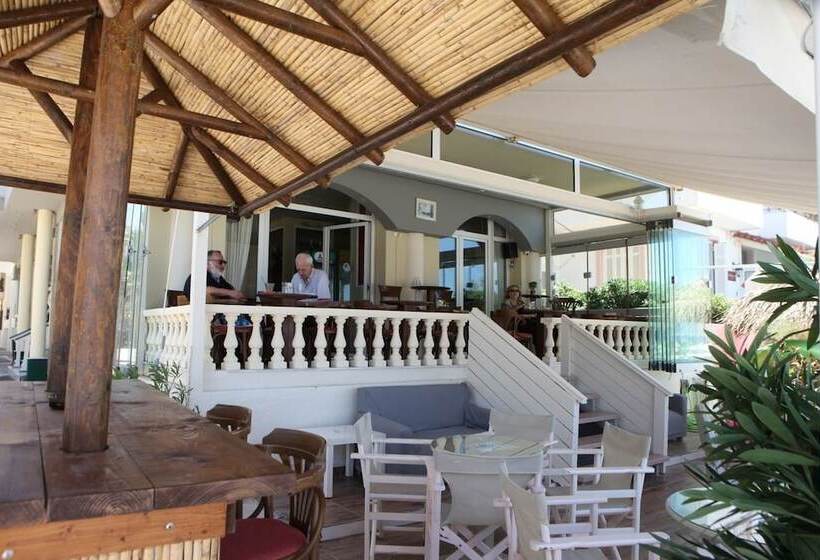 هتل Mantas Seaside Boutique