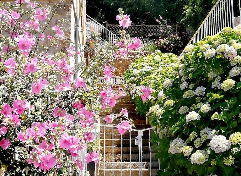 تختخواب و صبحانه La Dolce Vita Justine