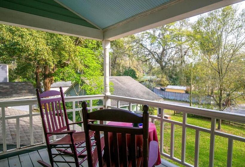 تختخواب و صبحانه Stardust Room At The Camellia Rose Inn Downtown