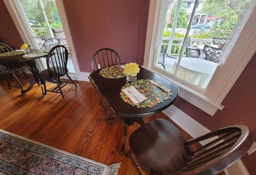 تختخواب و صبحانه Stardust Room At The Camellia Rose Inn Downtown