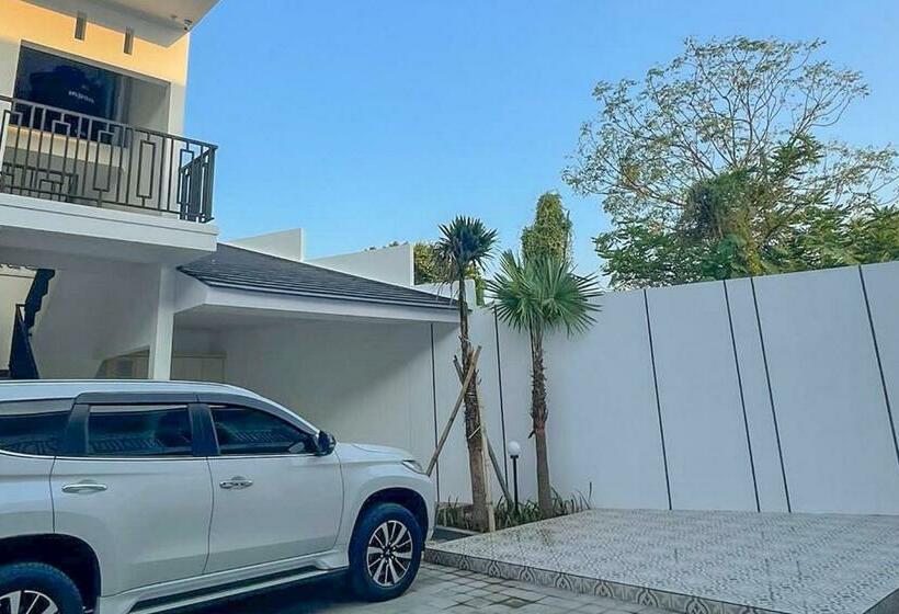 Отель Tritisan House Redpartner
