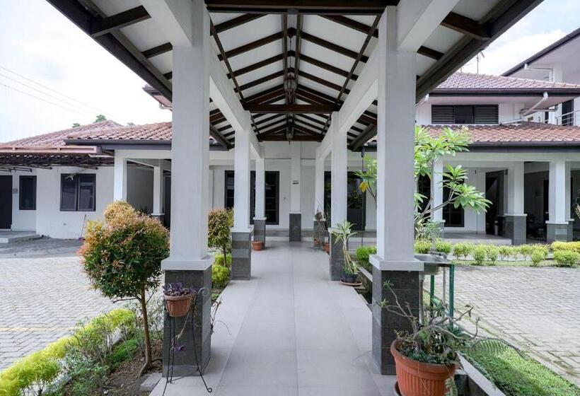 هتل Reddoorz @ Avros Guest House Medan