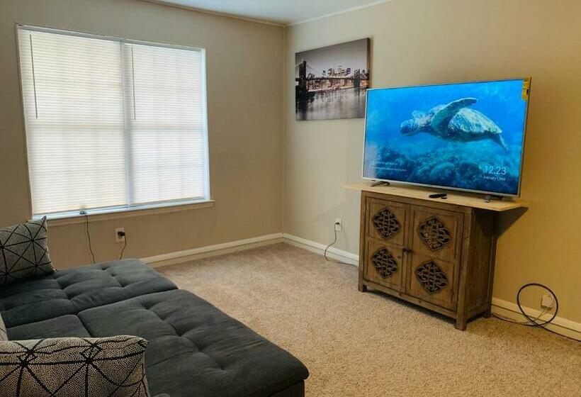 پانسیون Cozy Home Away From Home With Free Parking
