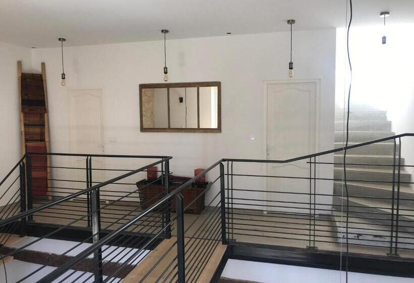 ベッドアンドブレックファースト L Ostalada