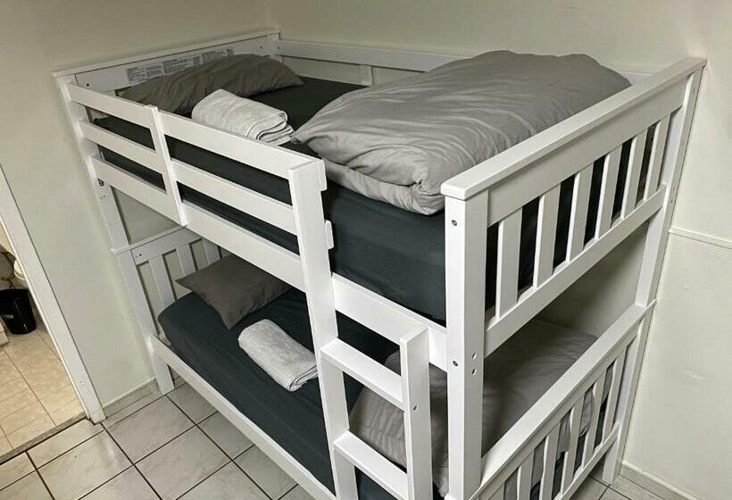 هاستل Single Size Bottom Bunk Bed Mixed Shared