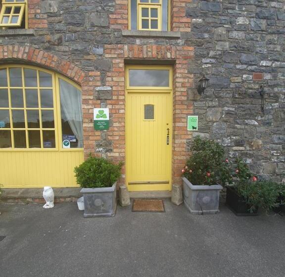هتل Slane Farm Hostel, Cottages And Camping