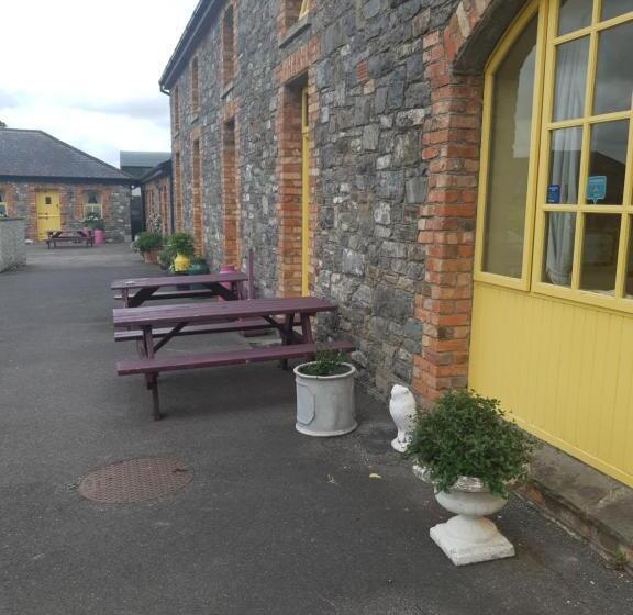 هتل Slane Farm Hostel, Cottages And Camping