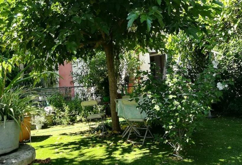 مبيت وإفطار Ecole Des Grands