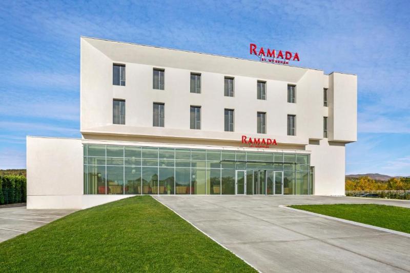 هتل Ramada By Wyndham Targu Jiu