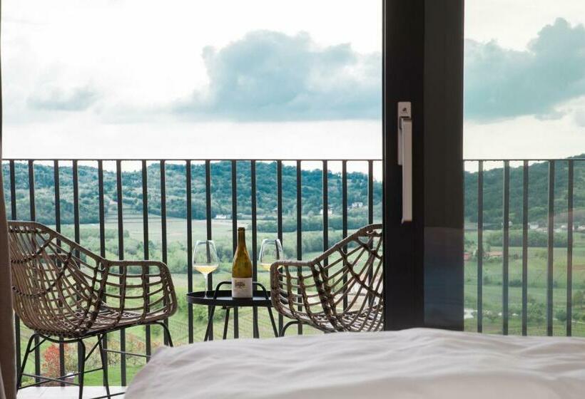 مبيت وإفطار Tavarneta Estate