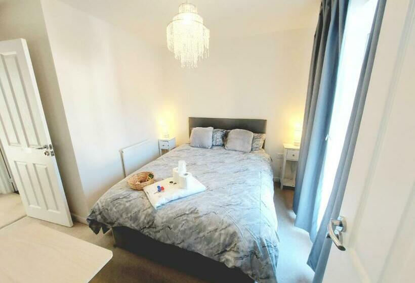 تختخواب و صبحانه 3 Bed House,kitchen, Ensuite, Smart Tv In All Rooms, Ketley, Telford