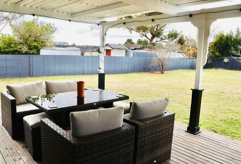مبيت وإفطار Clover Cottage Uralla