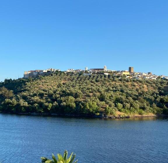 تختخواب و صبحانه Montes De Charme