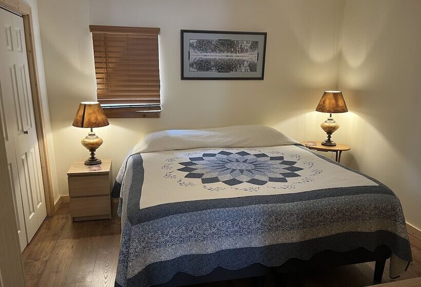 בית מלון כפרי Creekside Downtown Vacation Suites, Only Adults 25 Or Older