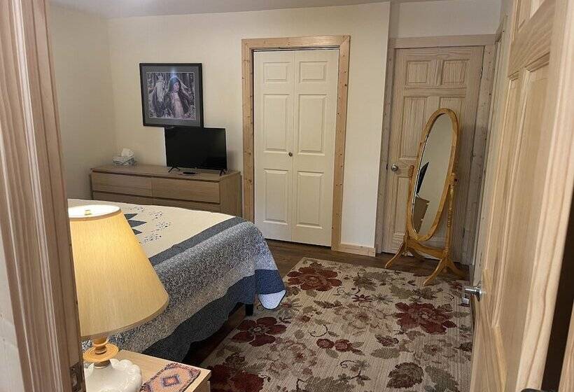 Отель Creekside Downtown Vacation Suites, Only Adults 25 Or Older