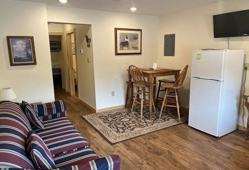 בית מלון כפרי Creekside Downtown Vacation Suites, Only Adults 25 Or Older