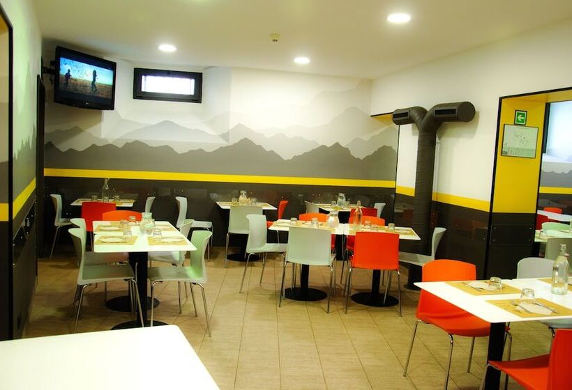 مسافرخانه Roma Scout Center
