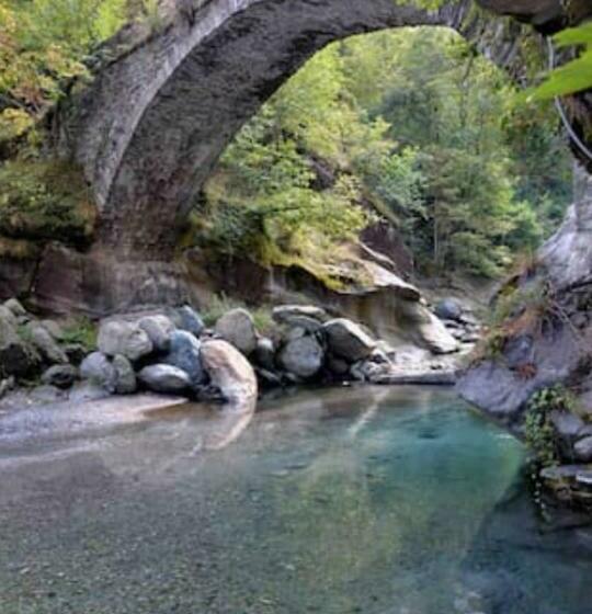 צימר Medieval Hamlet Malpertus