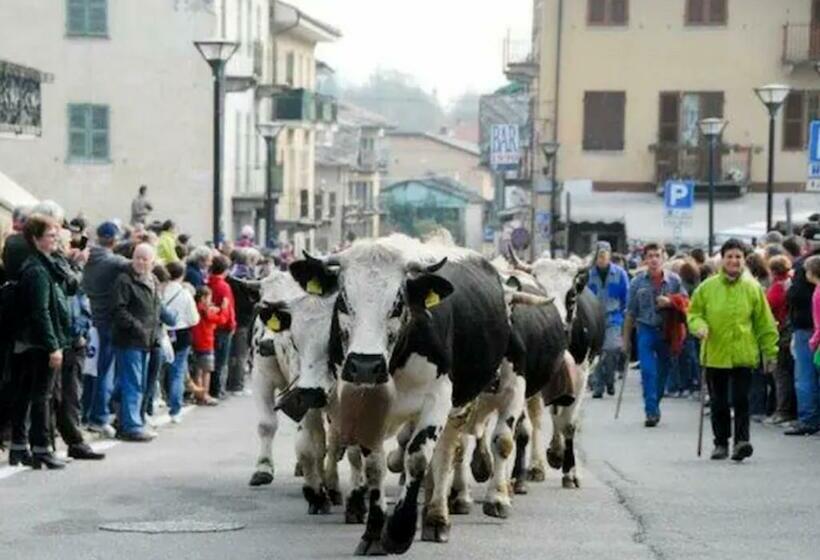 צימר Medieval Hamlet Malpertus