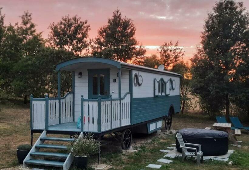 Отель Gîtes Les Perouilles   La Roulotte Climatisée Avec Jacuzzi De Josépha
