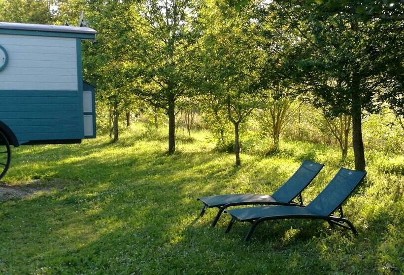 Отель Gîtes Les Perouilles   La Roulotte Climatisée Avec Jacuzzi De Josépha