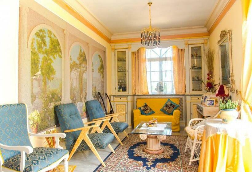 פנסיון Alexander S Home