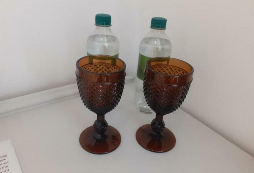 تختخواب و صبحانه The Bothy Suite By Temple Wood