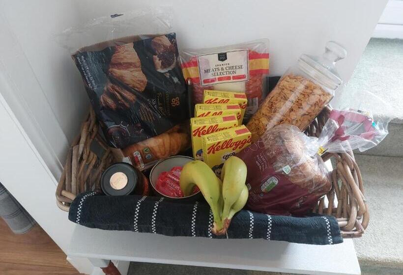 تختخواب و صبحانه The Bothy Suite By Temple Wood