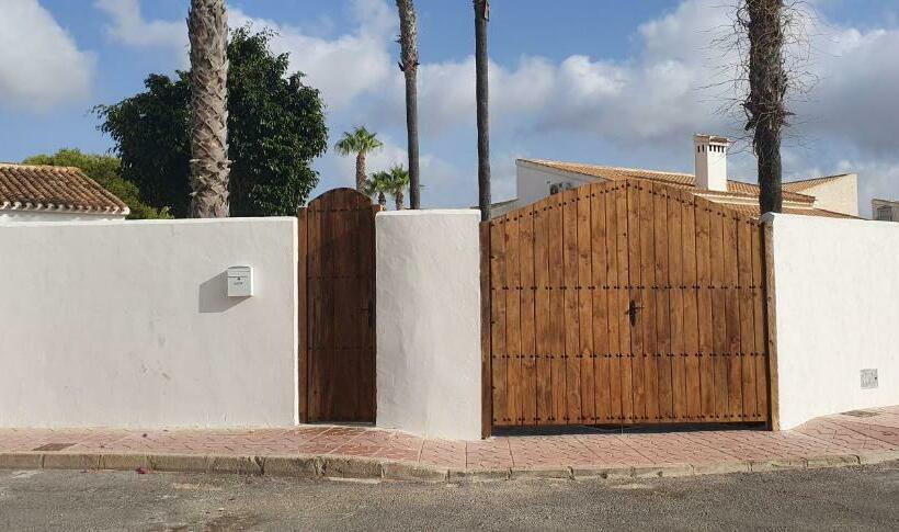 Zenia Hostel