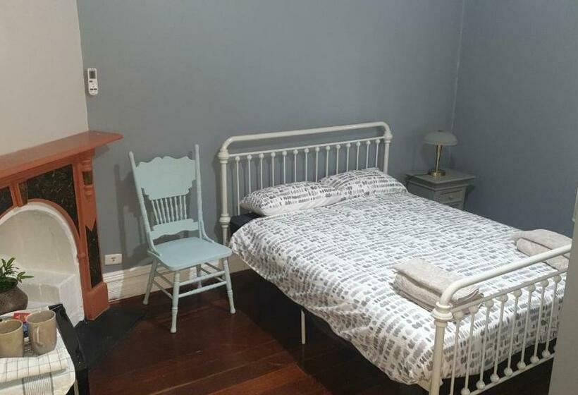 مبيت وإفطار Roseneath Cottage