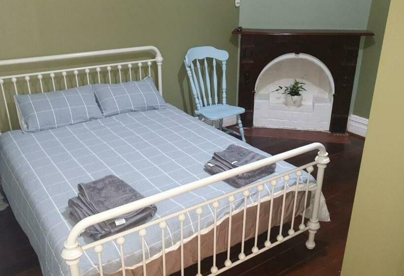 مبيت وإفطار Roseneath Cottage