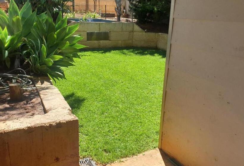 مبيت وإفطار Roseneath Cottage