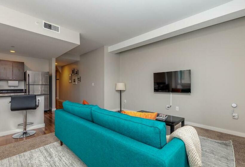 Park Pacific   Spacious Dt Apts With Free Parking By Zencity